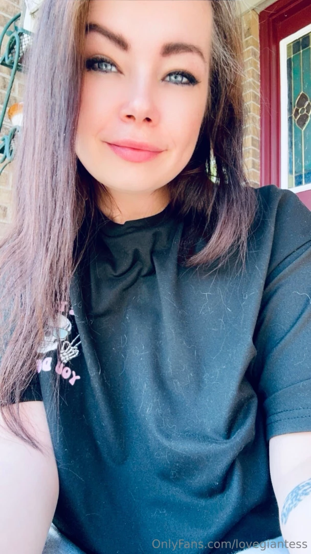 Feeling like grabbing a tiny snack and enjoying this beautiful day 