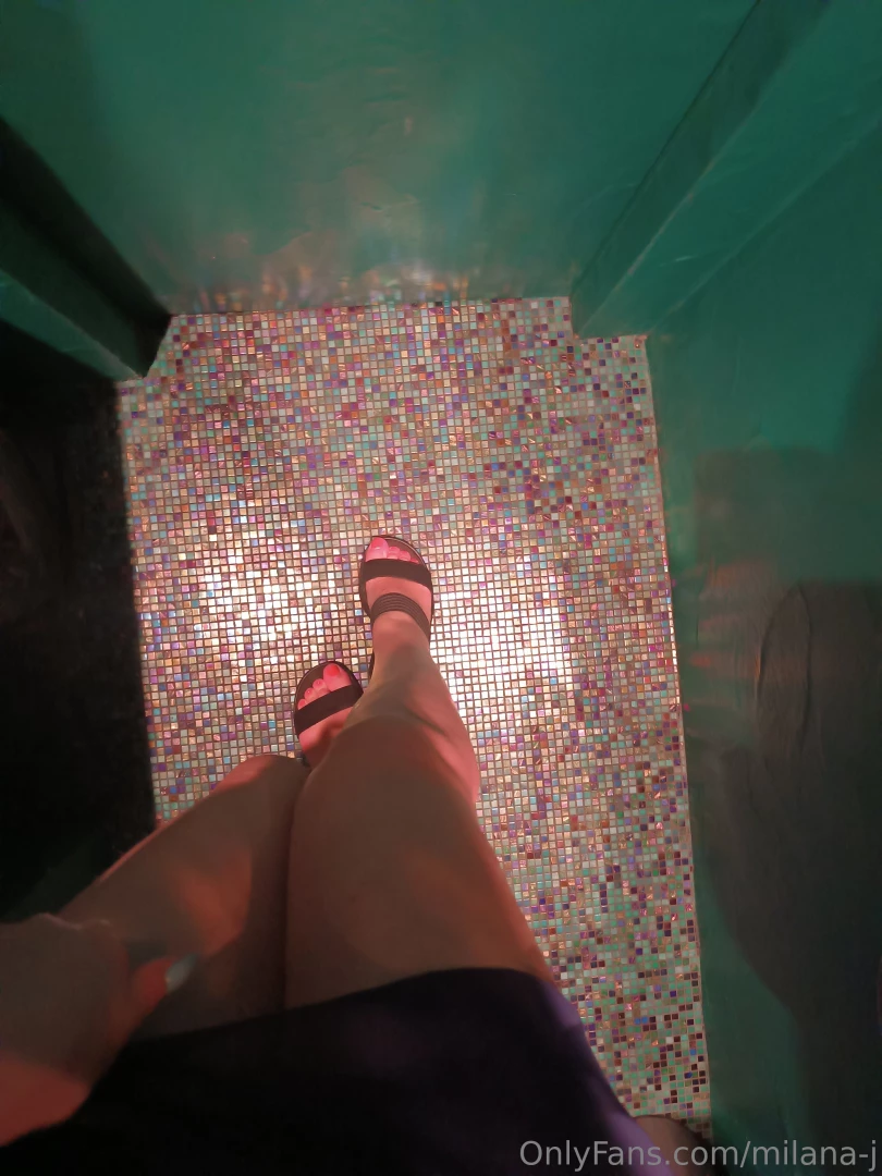 Here come my sexy legs 