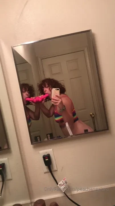 Watch me fuck myself with my new toy message me for details 