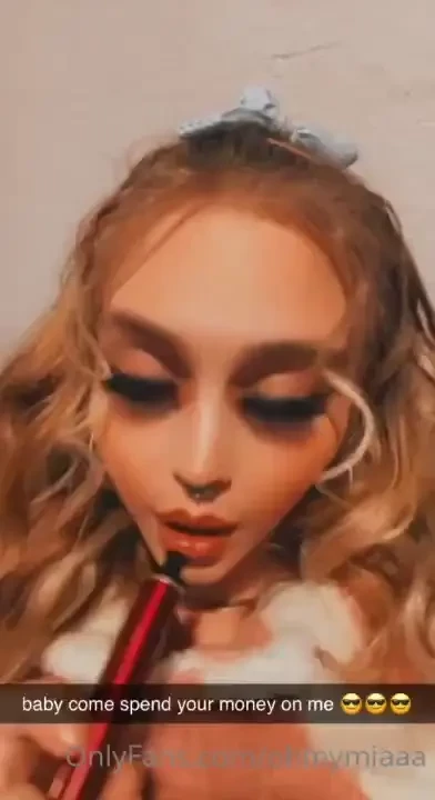 Hey baby i m available for customs and more dm me for info 