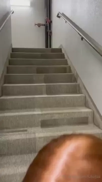 Watch me twerk in hotel hallway 