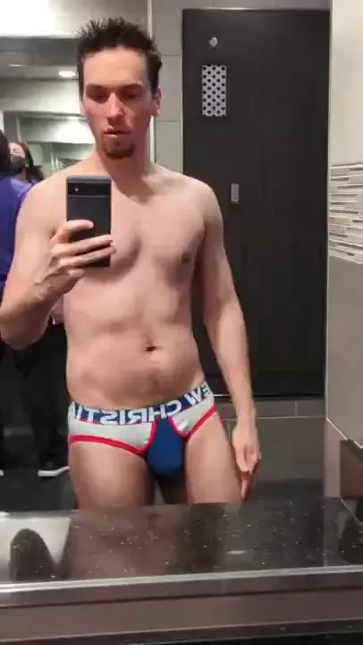 Gym employee was sneaking a peek lol 