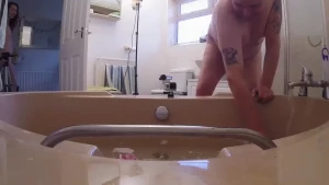 Cheeky behind the scene video as i fill the bath ready for next scene