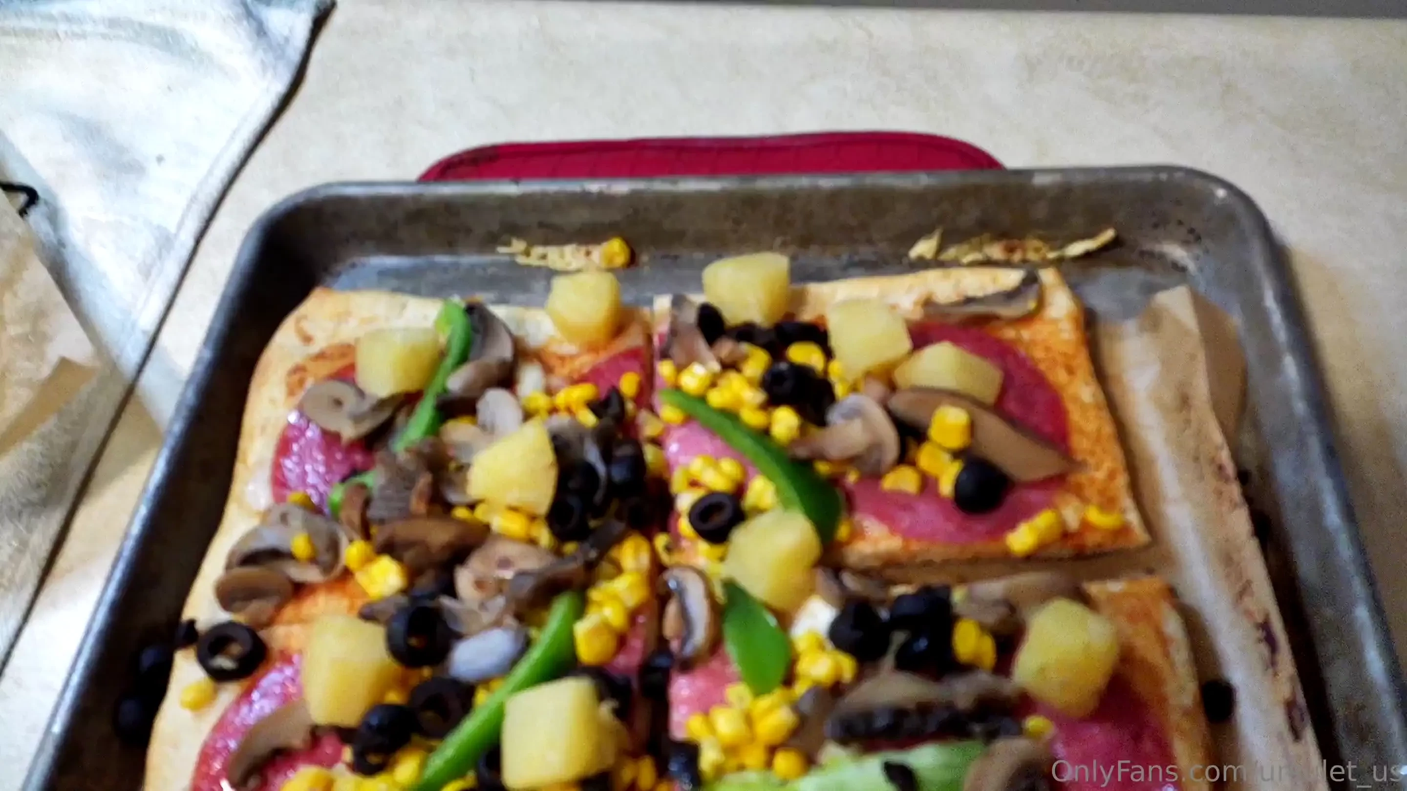 Do you make your pizza i love buddy s detroit style or the local place 