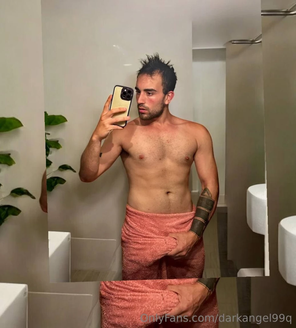 Ripped and horny 23 years old up or down i love sharing my sexuality 