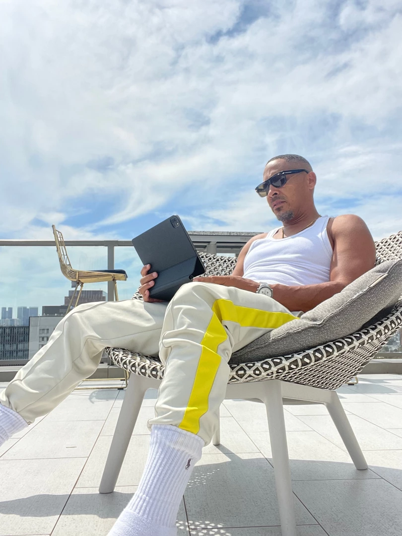 Alone the office anyone want live day trading 