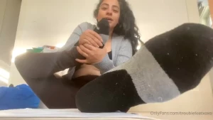 Sniffing my cheesy soles and tasting my sweaty toes i get so turned on