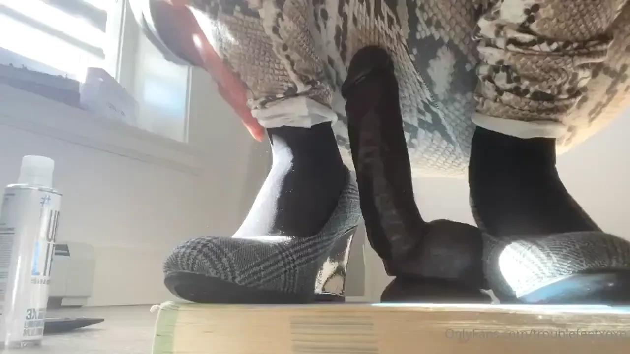 Making you cum super fast with my dusty ripped black nylons spoil me 