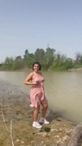 Lo que es dar un paseo cerca del r o y fuera ropa