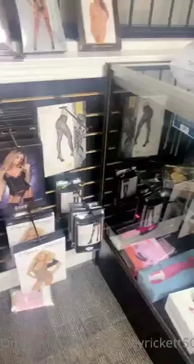 Y all buy me something puhhhleasssse i ll give u a free yr to my paid 