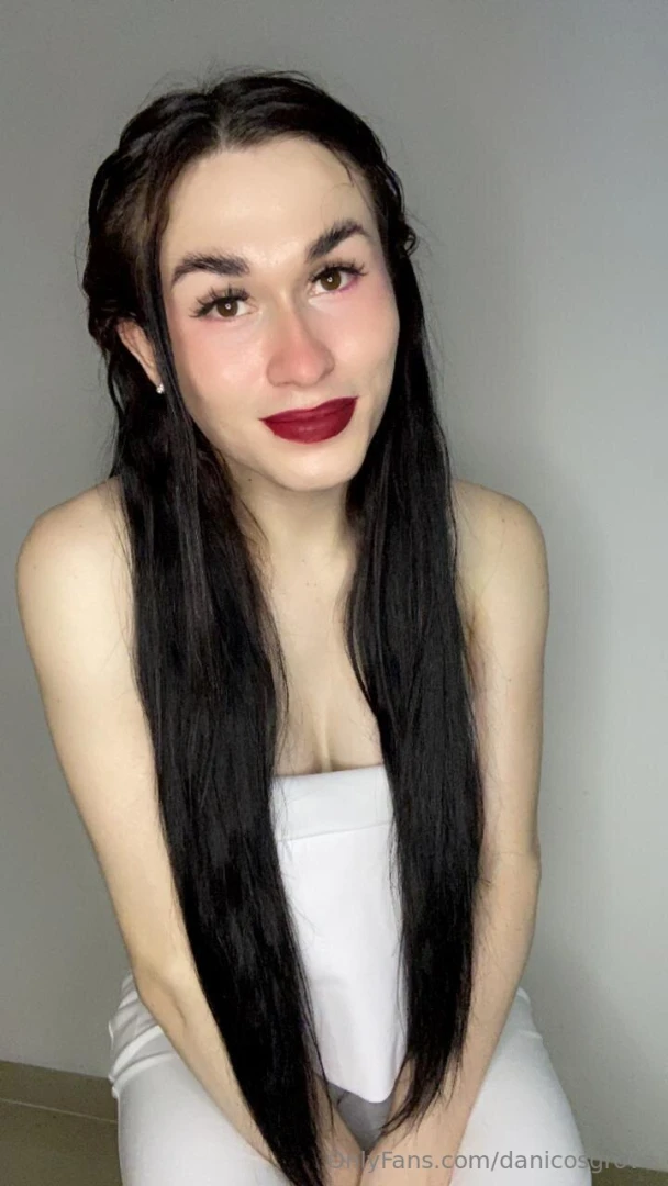 Ooppss did i steal some glances with my red lips 