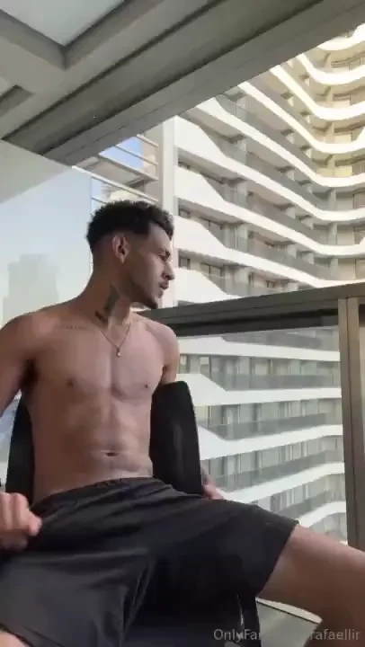 O vizinho me flagou durante minha punheta matinal the neighbor caught 