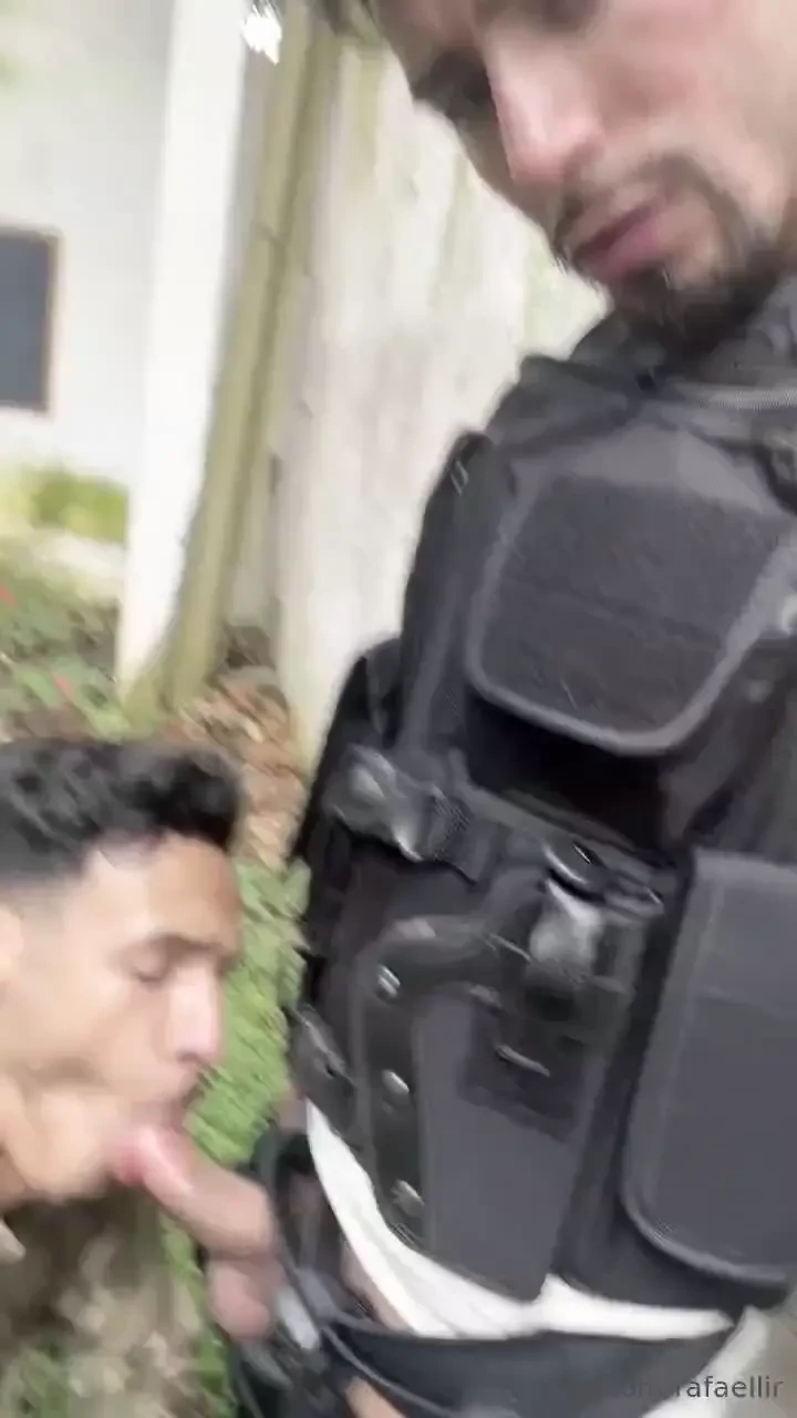 Engoli o pau do soldado i swallowed the soldier s dick bpaaaz 