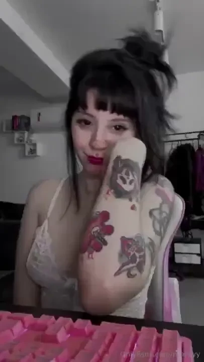 The face of someone who really wants to chat with you today 