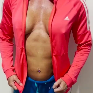 This sluts just off to the gym to workout and to try and get some