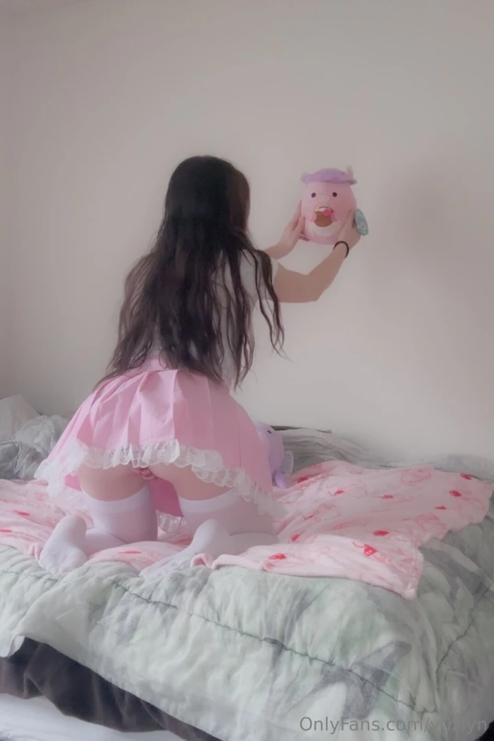 Dont peek gt lt im just trying to make the bed 