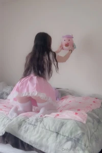Dont peek gt lt im just trying to make the bed