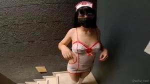 Una enfermera sexy cura a sentones