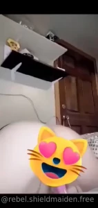 Thick bbw with blue eyes come sub to my page and let me rock your