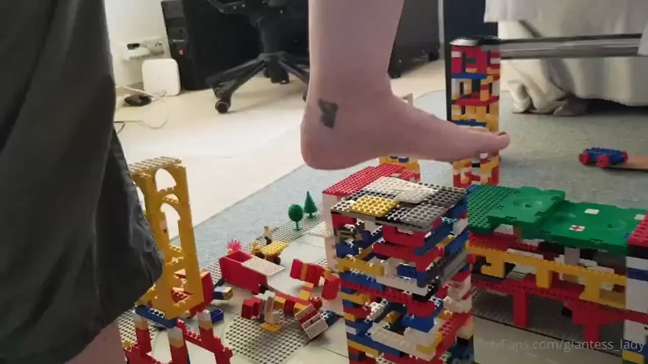 Giantess_lady legocity crush 