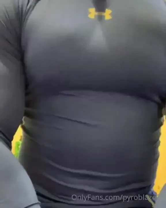 My buddy steel bouncing his pecs 