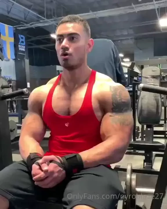 Jeremy potvin popping his pecs 