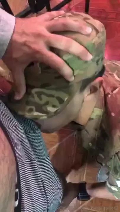 Soldier leaves the barracks wanting to eat cock soldado sale del 