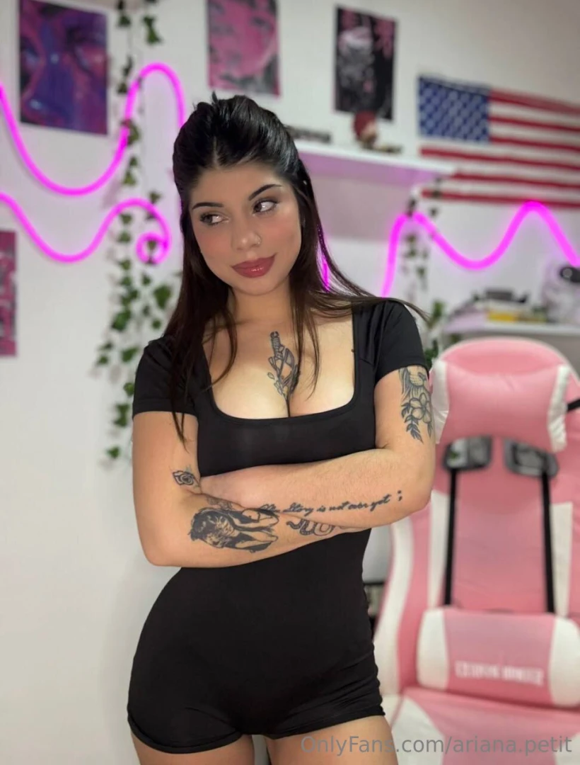 Saw a lil girl today point at me nd say mom she s tiny like me 