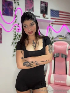 Saw a lil girl today point at me nd say mom she s tiny like me