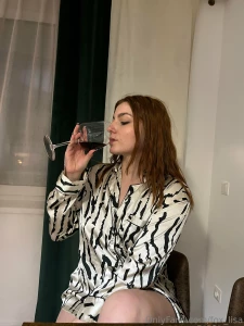 These evening vibes are incomplete without a glass of good wine and i