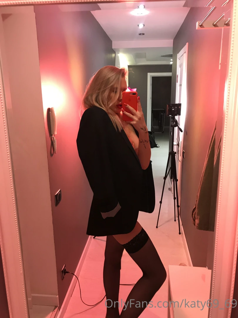 Hi my lovelies i hope your monday started off well tell me in the dm 