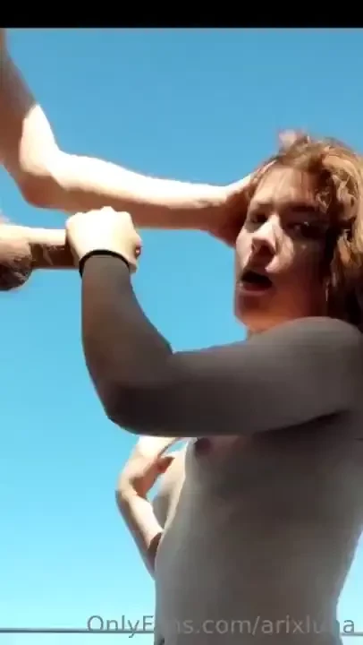 Te toco mientras estamos pendientes de que no venga nadie 