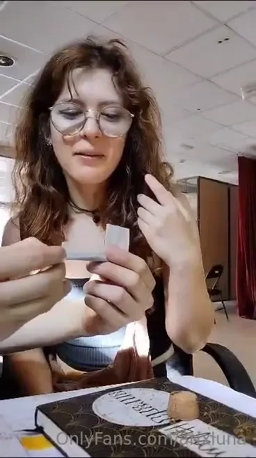Jajaj mi amigo me pidi que le ayudase a liarse el porro y yo queriendo 