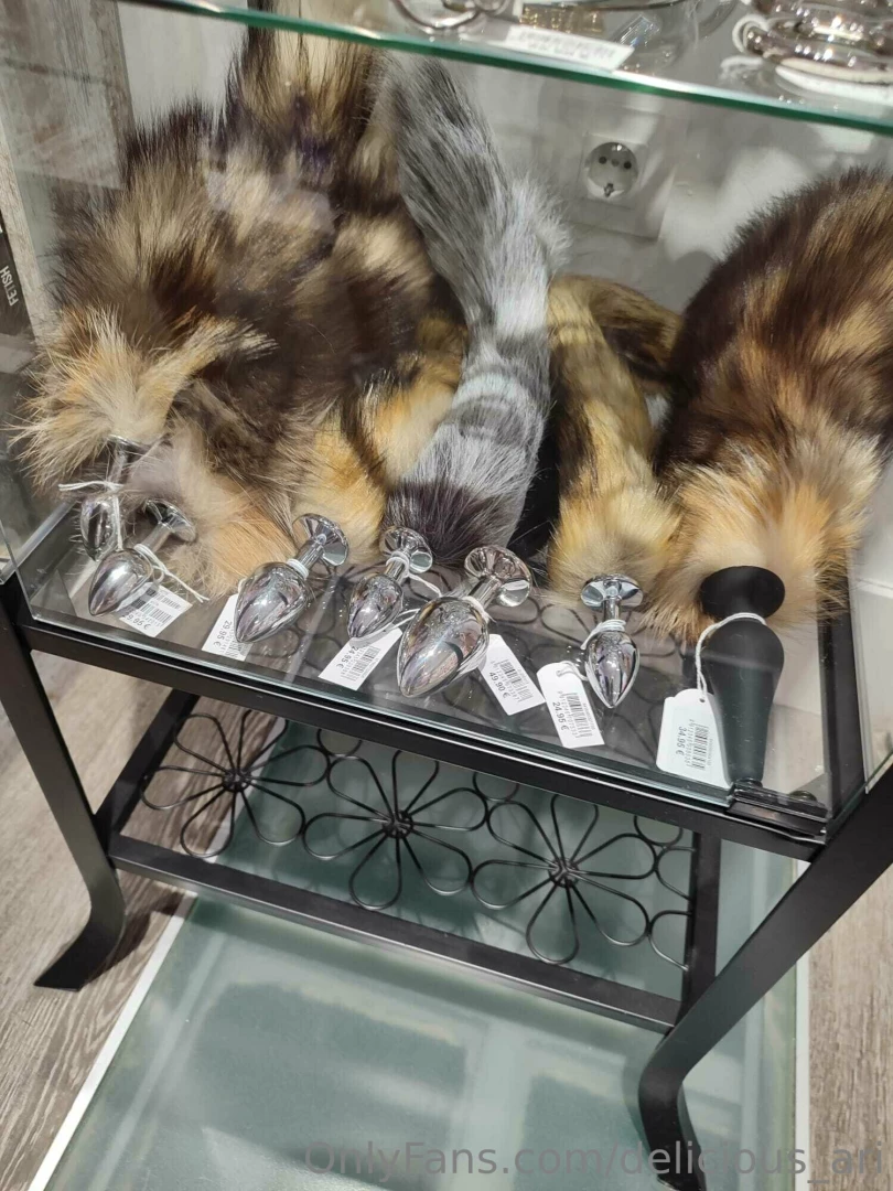 Ayer qued con mi amiga y estuvimos visitando sex shops part 2 