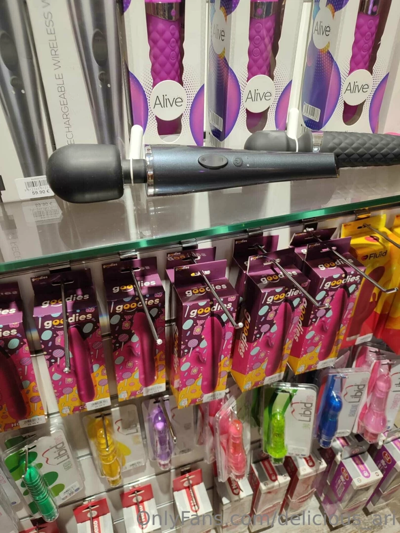 Ayer qued con mi amiga y estuvimos visitando sex shops part 1 