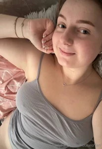 Hi i m merry i m looking for new friends here i like to take pictures part 1