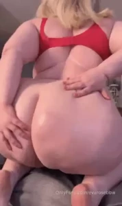 I could really use a hand oiling up my huge booty