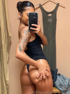 I m not sure what i want for christmas but it definitely starts with d