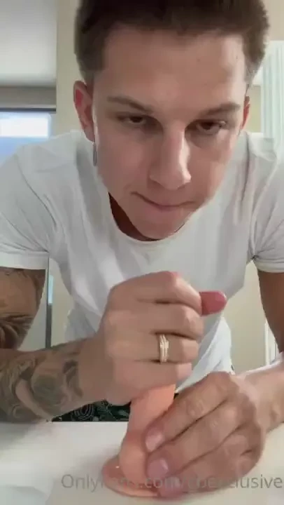 Who wants to see me suck this cock 