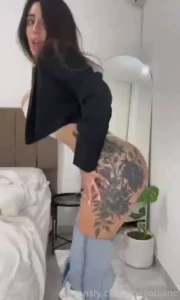 Do you like to see me in jeans or do you like it more when i take them