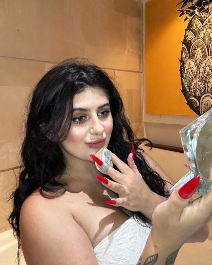 Too pretty to pretend i m humble 