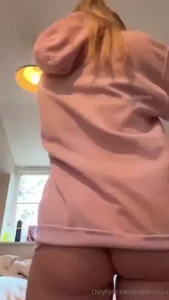 An ass reveal and spread in my comfy chilling clothes