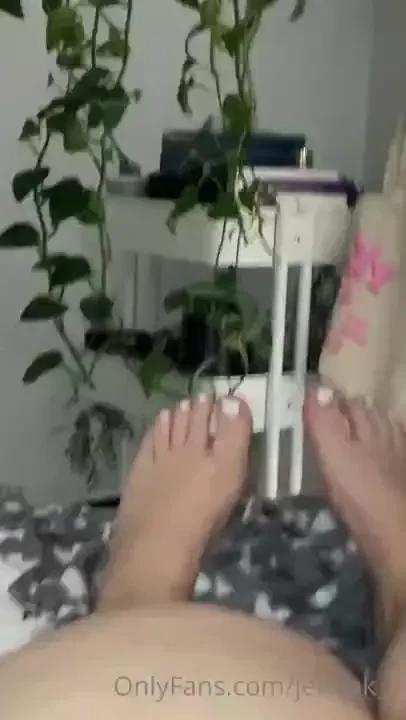 Did my toesss who wanna suck on em 