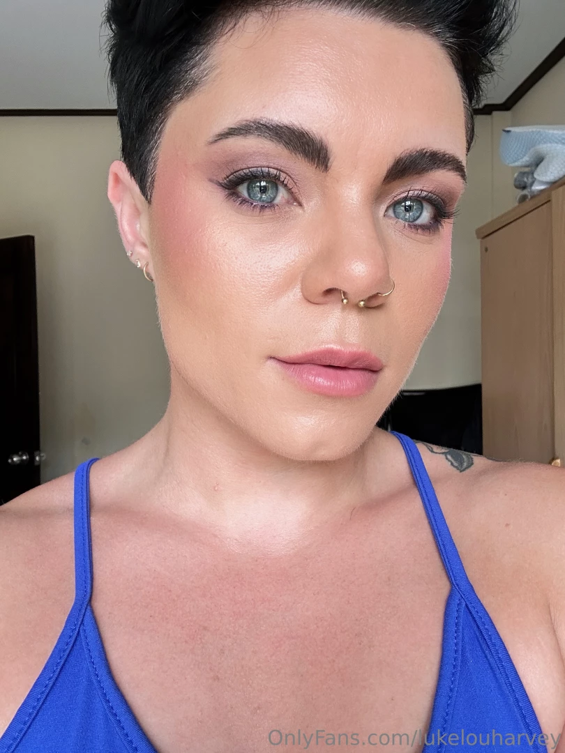 O hello there pop me a message and tell me what one of your kinks are 