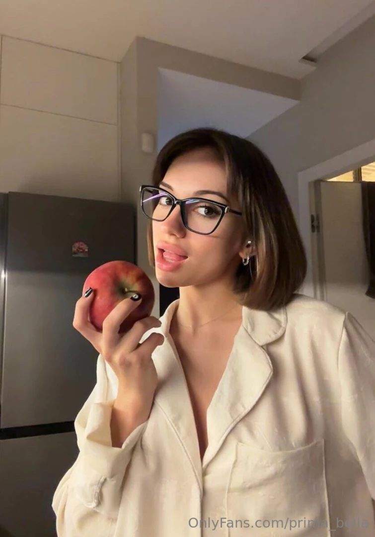 I m eating an apple but i wish i had a bunch of flowers 