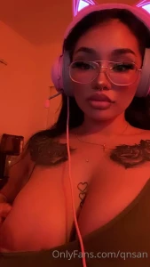 queens - Come play with me suck on my tits 