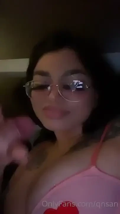 Who wants to cum on my face 