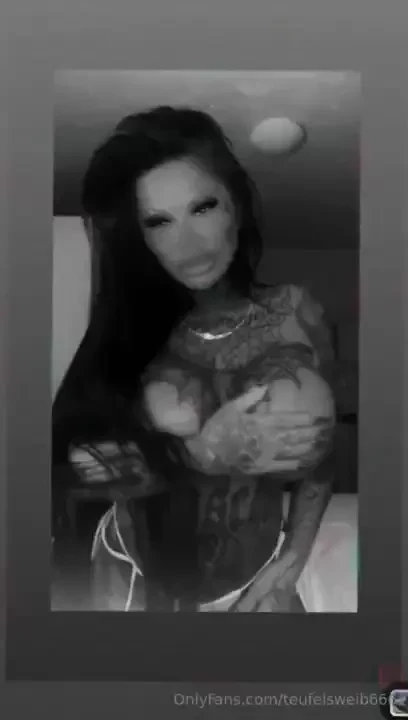 Gefallen dir meine riesigen silikontitten wenn du mehr sehen willst 