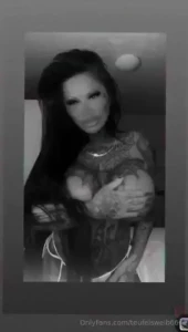 Gefallen dir meine riesigen silikontitten wenn du mehr sehen willst