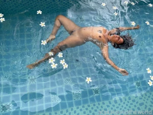 23 - n08 - pool with flowers had so much fun at my friend s bd i kept part 4